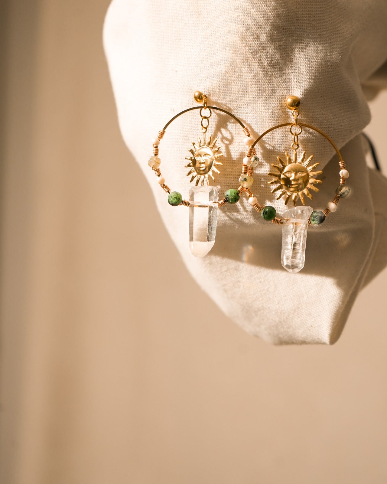Aretes sol con punta de cuarzo y verde África